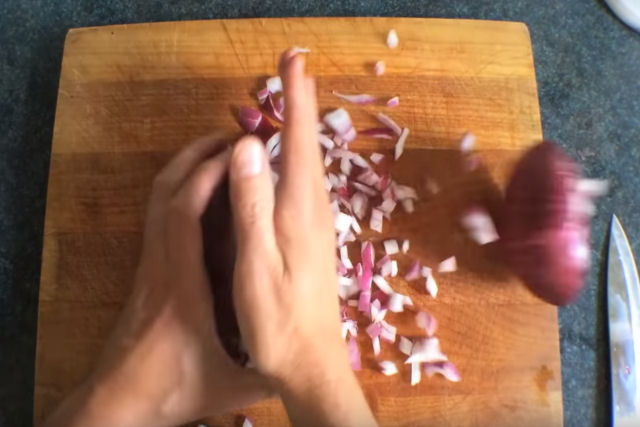 Engraado vdeo mostra as habilidades de corte de prximo nvel sobre como se tornar um cozinheiro melhor