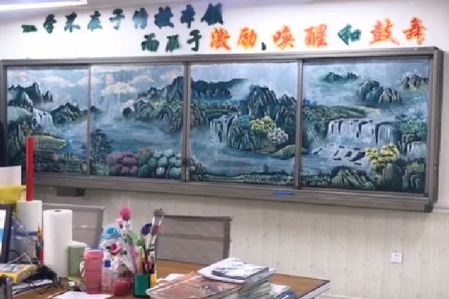 Professor de arte passa 3 meses desenhando a versão em giz da obra-prima chinesa em oito lousas