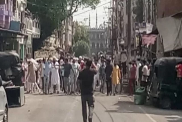 Multidão impede que clérigo islâmico seja colocado em confinamento, na Índia