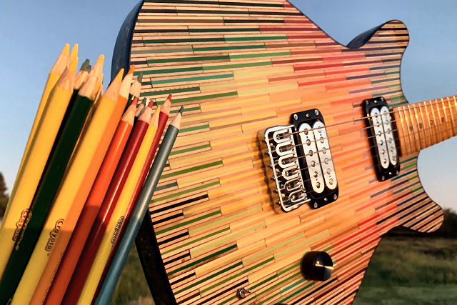 Guitarra, feita com 1200 lápis coloridos empilhados, está sendo leiloada para instituições de caridade