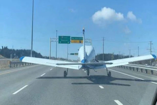 Um avião realiza uma aterrissagem de emergência em uma rodovia cheia de veículos no Canadá