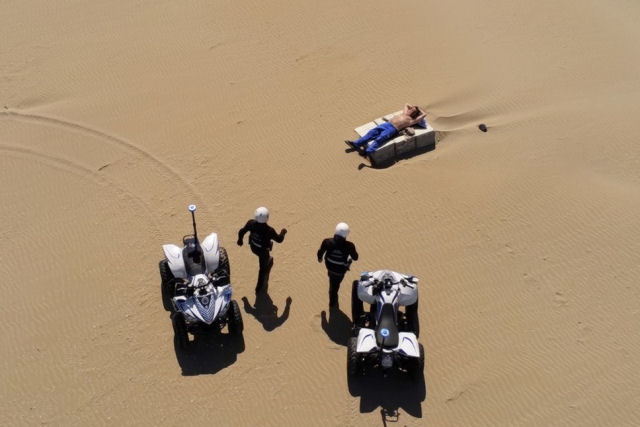 Drones registram policiais detendo um homem tomando o sol em uma praia na Itlia