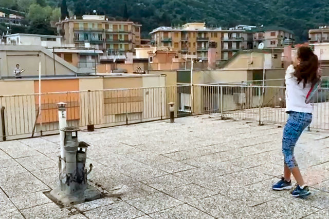 Tenistas italianas jogam uma partida no terraço de dois edifícios distintos