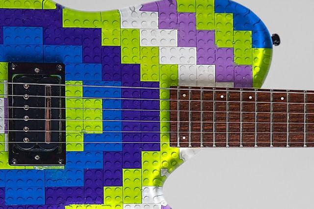 Construindo uma guitarra com LEGO e resina epóxi