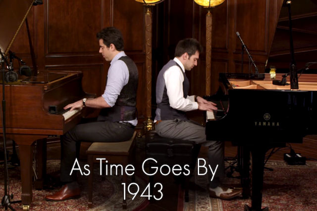 Imperdível arranjo de duo que faz uma viagem musical pelos temas mais emblemáticos ao piano de todos os tempos