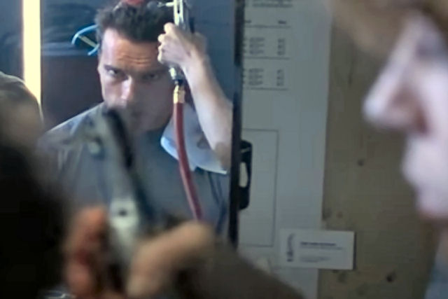 Esta cena de Exterminador 2 foi gravada sem espelhos, e  melhor que qualquer efeito especial