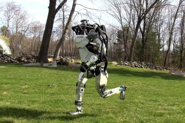Uma curiosa compilação com dois robôs bípedes da Boston Dynamics
