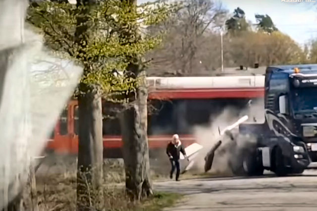 Um trem em alta velocidade colide com um caminhão preso sobre os trilhos na Noruega