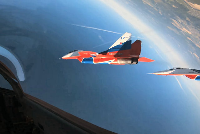 Um vertiginoso vídeo da cabine de um MiG-29 permite se meter na pele dos pilotos dos Strizhí, o famoso grupo russo de acrobacia aérea