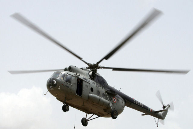 Helicóptero militar indiano eleva barraca pelos ares e quase cai no processo