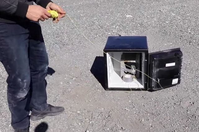 Veja o que acontece ao detonar uma granada no interior de uma cofre de aço