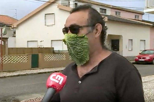 A estranha entrevista com um homem usando um máscara facial de couve na TV portuguesa