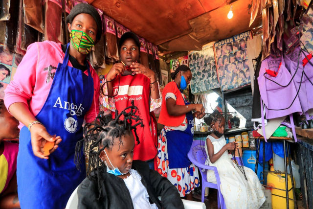 Penteado inspirado no coronavírus é popular na maior favela do Quênia