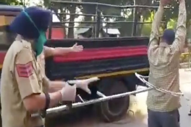 Polícia indiana usa ferramenta de metal para pegar dissidentes de distanciamento social