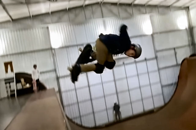 Garoto de 11 anos faz história no skate ao completar 1.080 graus em uma rampa vertical