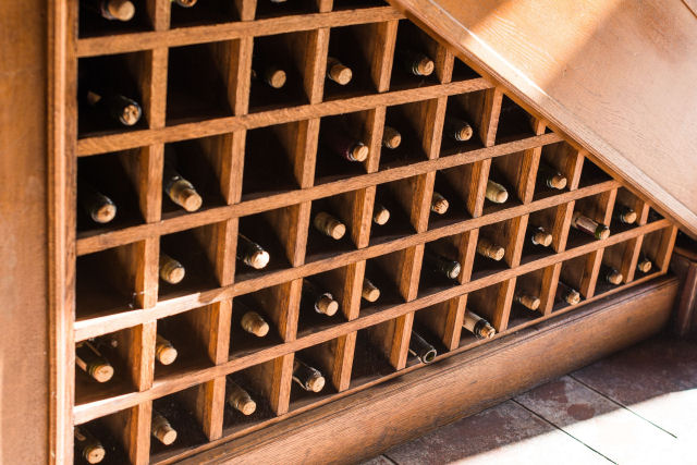 Adega em casa: escadas com espao para garrafas de vinho