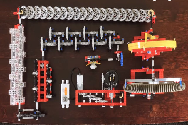 Esse cara fez uma máquina de engrenagens com um redução de Googol:1 com peças de lego