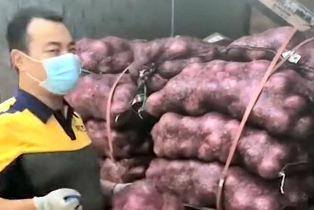 Chinesa manda mil quilos de cebola para namorado traidor, porque 'é a vez dele de chorar'