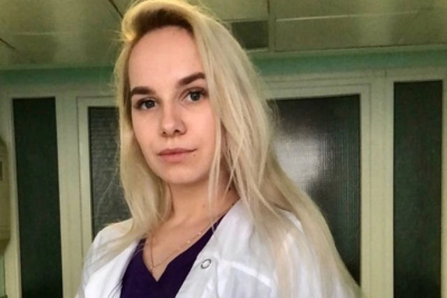 Enfermeira russa usa traje de proteção transparente sobre roupa íntima devido ao calor