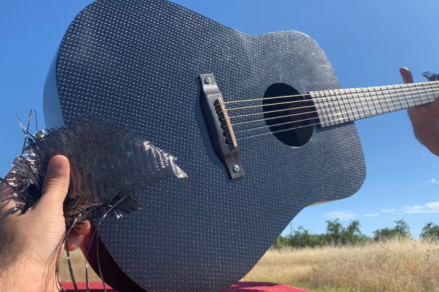 Um violão feito com tecido de fibra de carbono