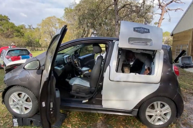 Youtuber transforma carro destroçado em um elétrico com forno para pizza