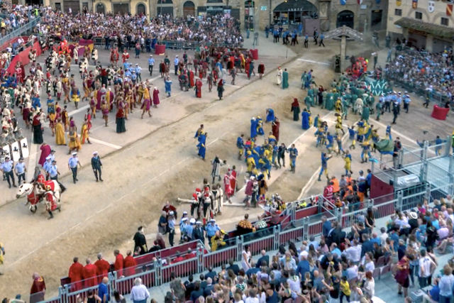 A beleza da cidade toscana de Arezzo e seu festival medieval registrados em hiper-lapse