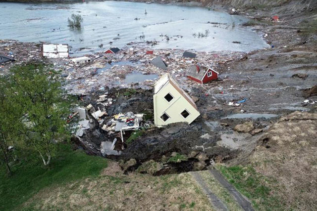 Um deslizamento de terra na Noruega acabou arrastando 8 casas