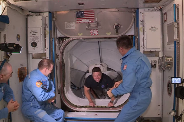 O momento histórico em que os astronautas Bob Behnken e Doug Hurley chegaram à ISS