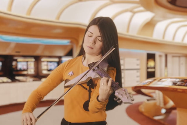 Um fantástico medley ao violino com a evolução do tema de 'Jornada nas Estrelas' de 1966 a 2020
