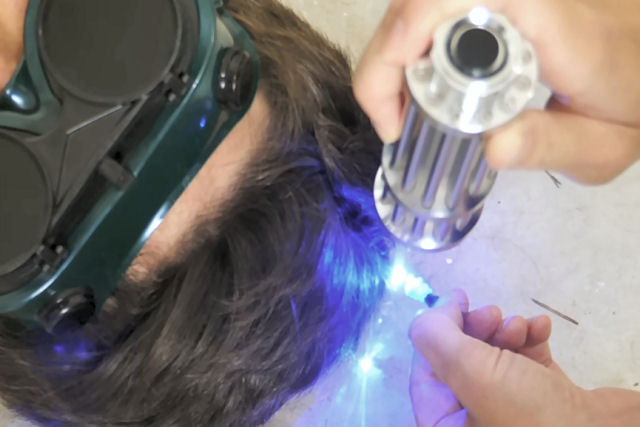 Durante a quarentena, blogueiro tenta cortar o cabelo com um laser de alta potência