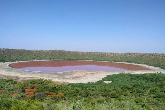 Um lago criado por um meteorito na Índia surpreende os cientistas ao ficar rosado