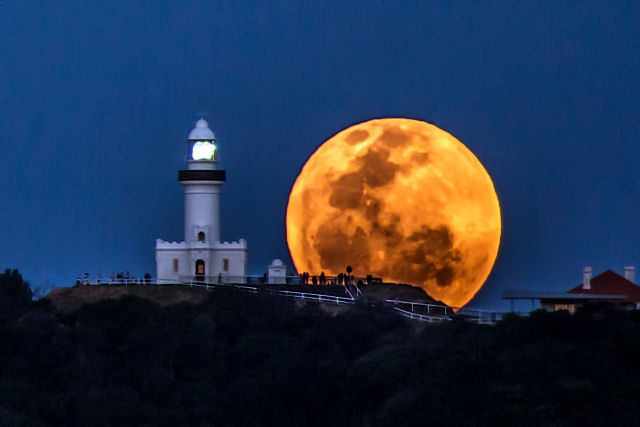 O incrível nascer da lua no farol da  baía de Byron, na Austrália