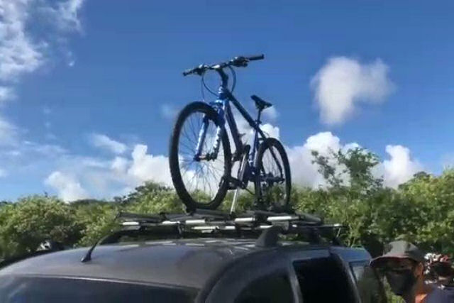 Garoto ajudou grupo de ciclistas perdido e foi surpreendido com bicicleta nova, na Bahia