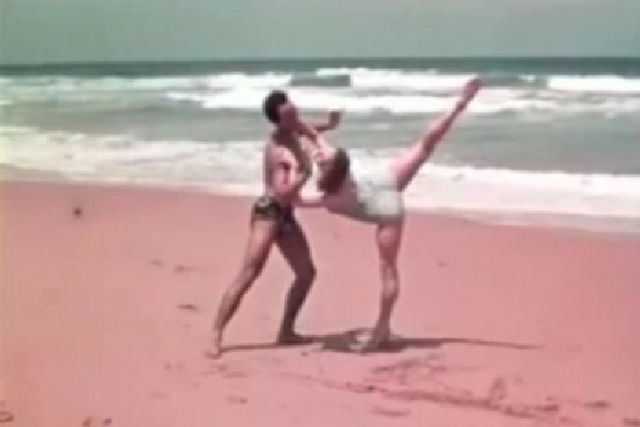 Filmagens caseiras dos Ballet Russes dançando divertidamente em uma praia na Austrália em 1938