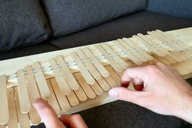 Como fazer um 'piano de dedo' com palitos de picolé
