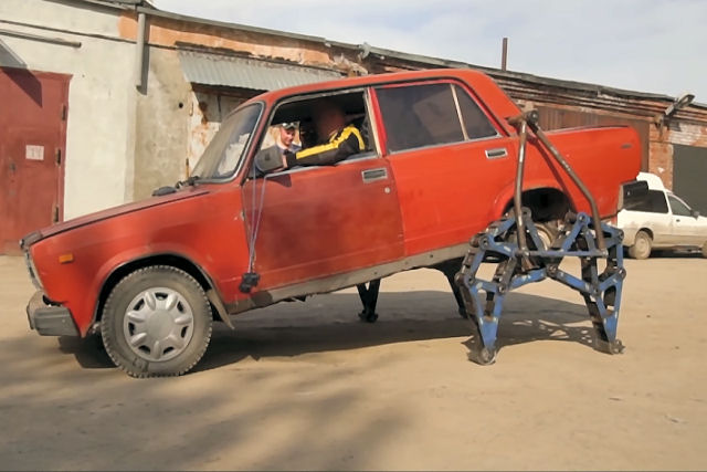 Canal automotivo russo substitui as rodas traseiras de um carro por pernas de metal robustas
