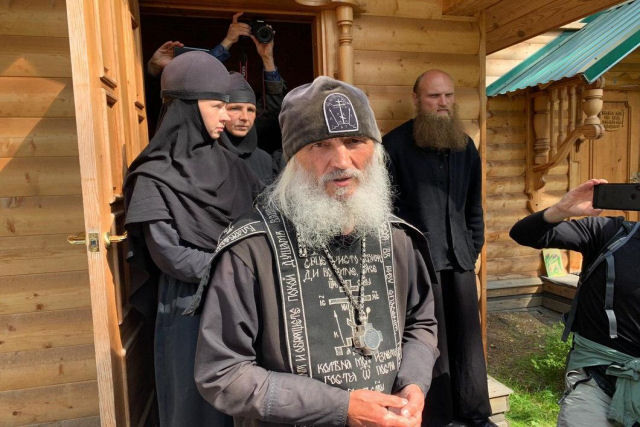 Padre russo negacionista da covid-19 apropria-se de convento com a ajuda de milícias armadas