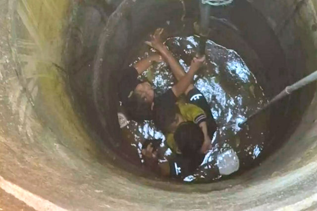 Família cai em um poço de água na Indonésia tentando fazer uma selfie