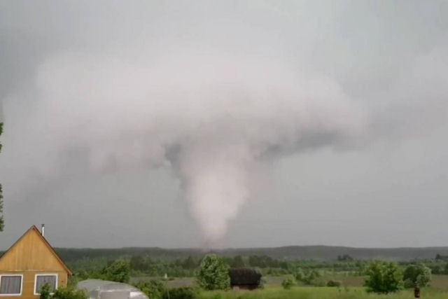 Gravam um forte tornado em uma zona rural da Rússia