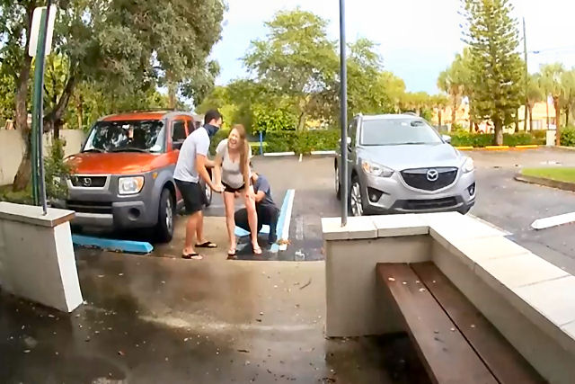 Câmera de porteiro eletrônico registra o momento em que mulher dá à luz em um estacionamento