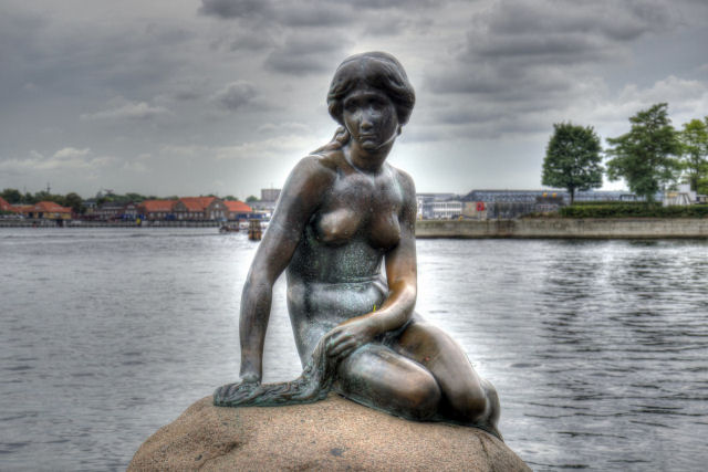 'A Pequena Sereia' de Copenhague é vandalizada por ser um 'peixe racista'