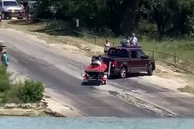 Motorista tenta lançar seu jet-ski na água e falha miseravelmente uma vez e outra