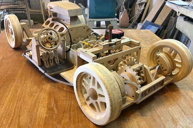 Jovem constrói modelo de carro de madeira totalmente funcional em 300 horas para o projeto de física