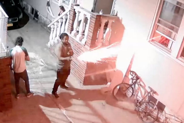 Vídeo mostra pessoas brincando com fogos de artifício e distraidamente colocando fogo na própria casa