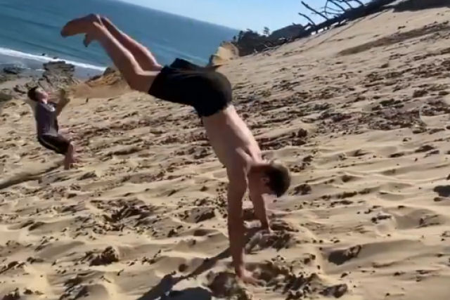 Jovem desce duna com uma sequência de backflips impressionantes