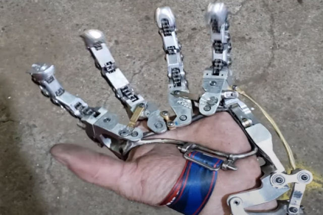 Youtuber constrói uma prótese de dedos articulados que funciona sem necessidade de circuitos ou baterias