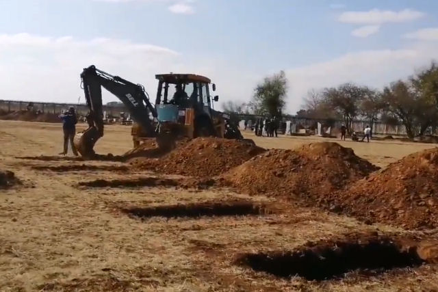 África do Sul prepara covas para enterrar 1,5 milhões de potenciais vítimas da covid-19
