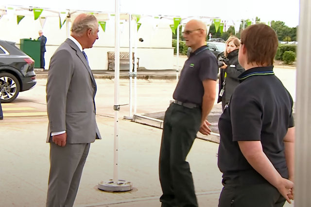 Empregado de uma rede de supermercados desmaia enquanto falava com o príncipe Charles