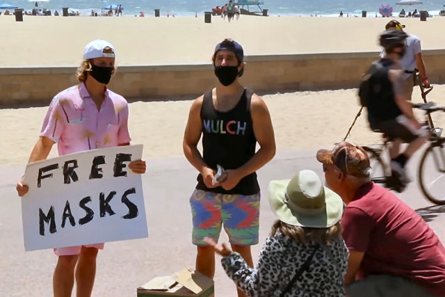 Amigos youtubers tentam resolver a falta de máscaras em uma praia da Califórnia