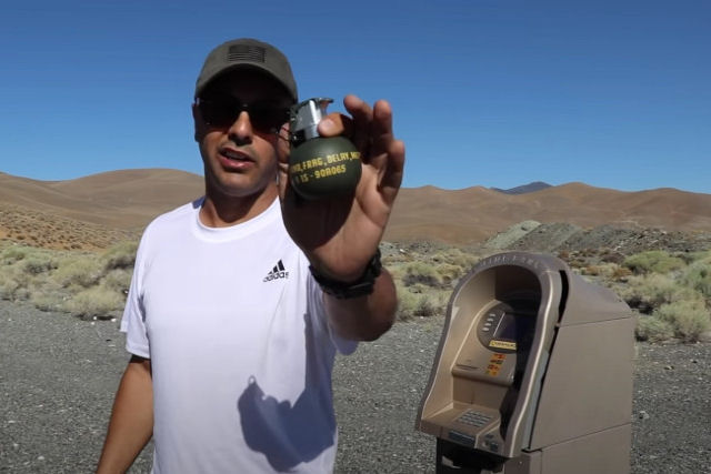 Youtuber lança uma granada dentro de um caixa automático e sai ileso por milagre